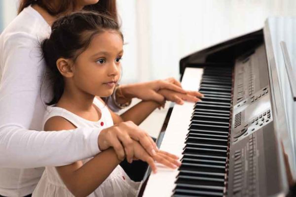 Știai? Lecțiile de pian cresc încrederea copiilor în propria persoană
