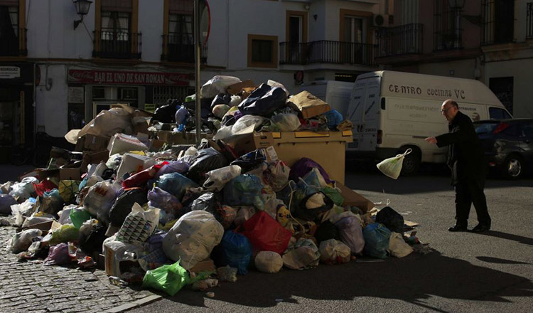 Cum l-au pedepsit polițiștii din Italia, pe un român care a aruncat gunoiul pe jos!