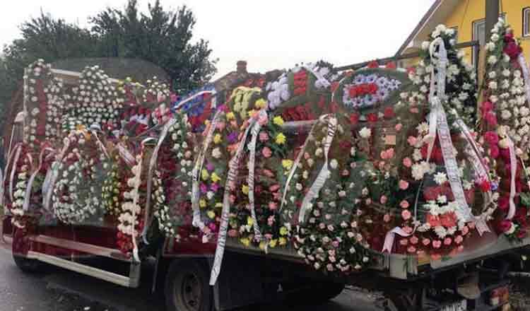 Coroanele de flori, înterzise la înmormântări?! Preoţii au început o adevărată campanie